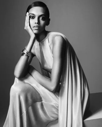 Abendkleid mit Schlüssellochausschnitt und asymmetrischem Cape