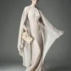 Abendkleid mit Schlüssellochausschnitt und asymmetrischem Cape