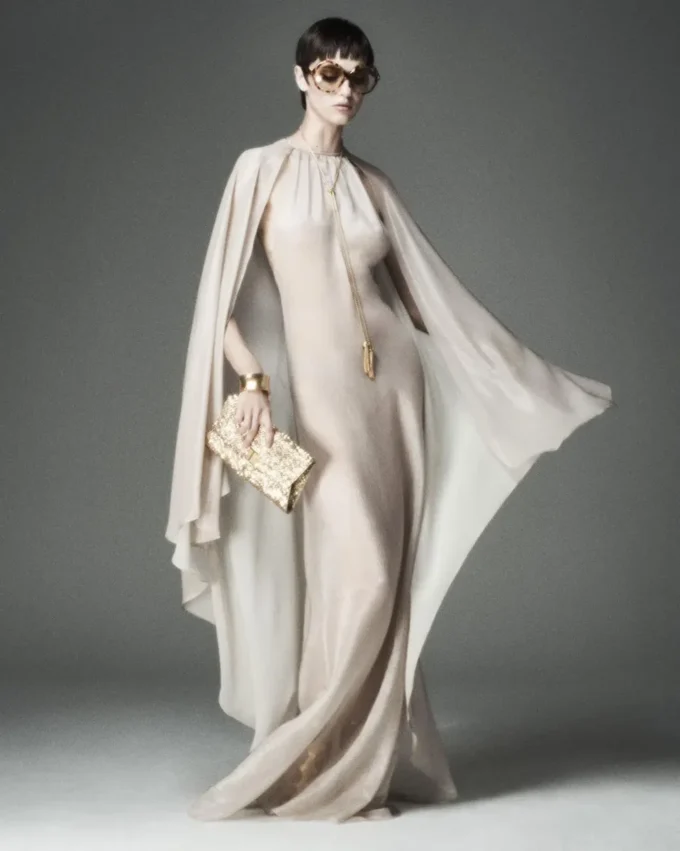 Abendkleid mit Schlüssellochausschnitt und asymmetrischem Cape