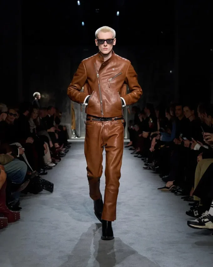 Asymmetrische Racerjacke aus Büffelleder Asymmetrische Racerjacke aus Büffelleder