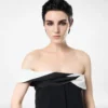 Asymmetrisches Abendkleid aus drapiertem Kreppsatin