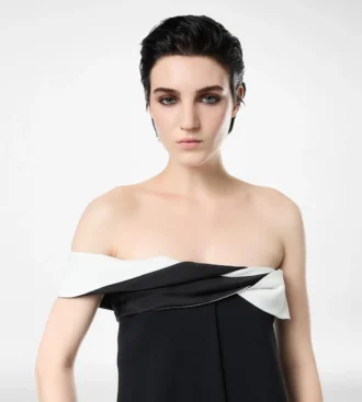 Asymmetrisches Abendkleid aus drapiertem Kreppsatin