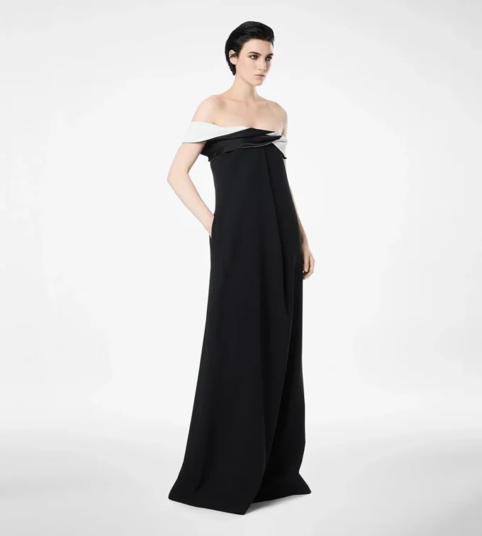 Asymmetrisches Abendkleid aus drapiertem Kreppsatin