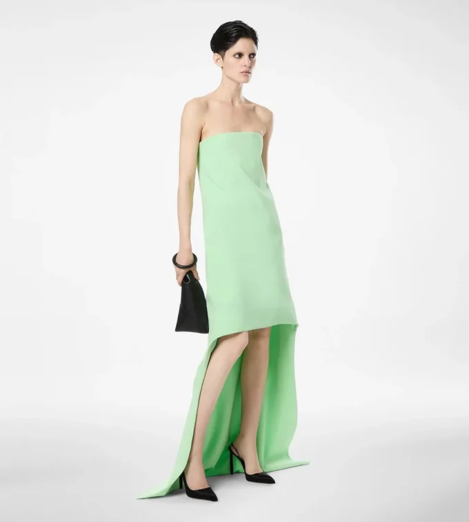 Asymmetrisches, trägerloses Cocktailkleid aus doppeltem Georgette-Stretchseide Asymmetrisches, trägerloses Cocktailkleid aus doppeltem Georgette-Stretchseide