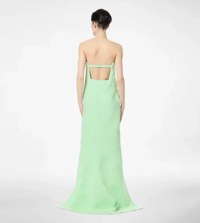 Asymmetrisches, trägerloses Cocktailkleid aus doppeltem Georgette-Stretchseide Asymmetrisches, trägerloses Cocktailkleid aus doppeltem Georgette-Stretchseide