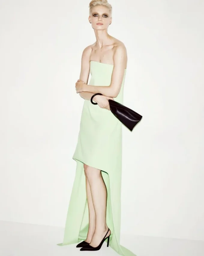 Asymmetrisches, trägerloses Cocktailkleid aus doppeltem Georgette-Stretchseide Asymmetrisches, trägerloses Cocktailkleid aus doppeltem Georgette-Stretchseide