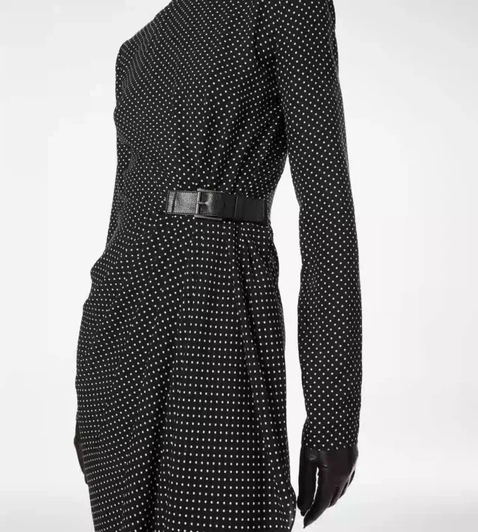 Bedrucktes Seidenkleid mit langen Ärmeln und Lederdetails Bedrucktes Seidenkleid mit langen Ärmeln und Lederdetails