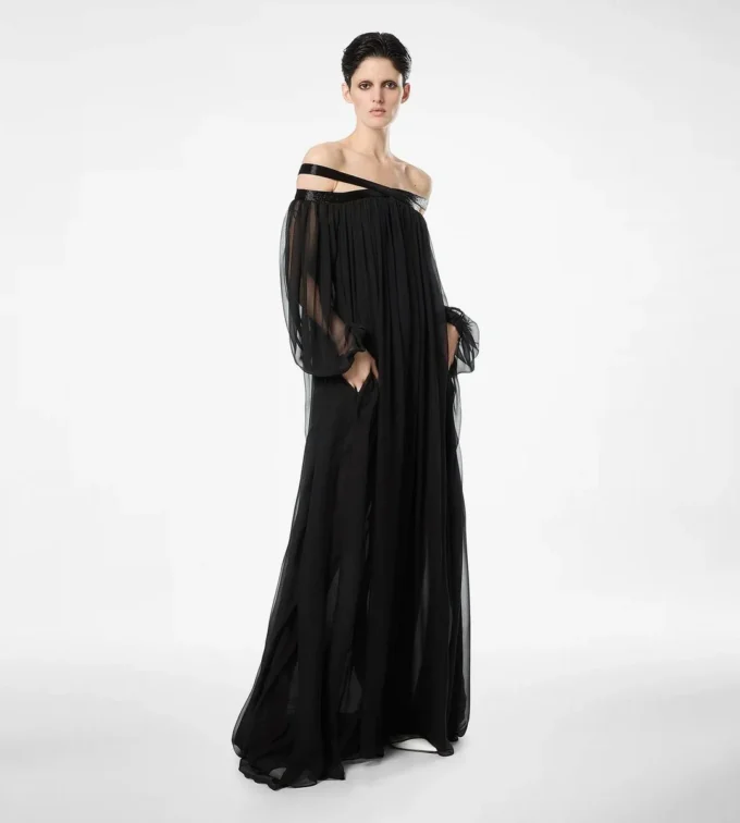 Besticktes Abendkleid aus Seidenchiffon mit schulterfreiem Ausschnitt Besticktes Abendkleid aus Seidenchiffon mit schulterfreiem Ausschnitt