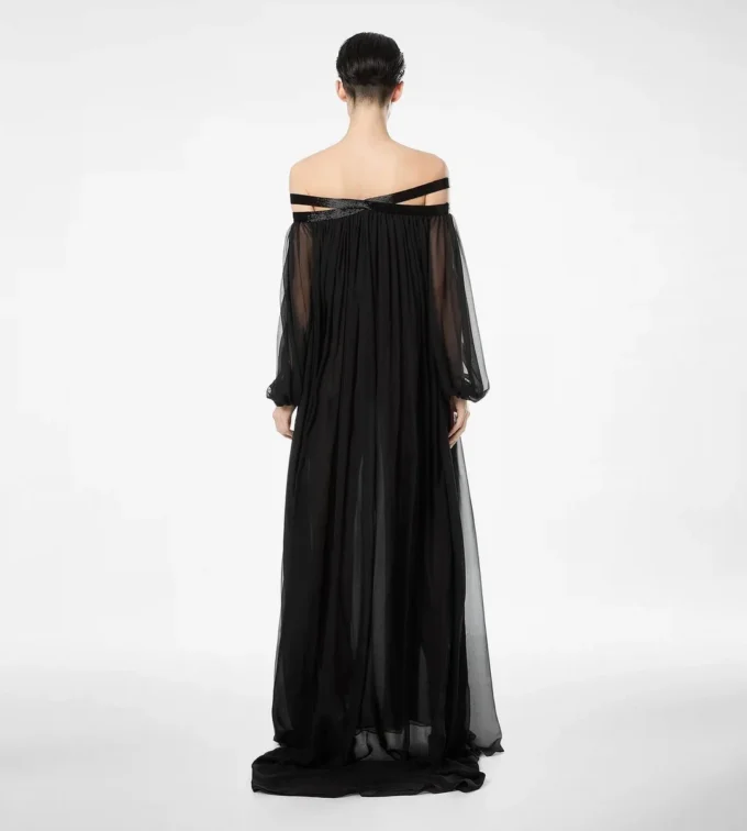 Besticktes Abendkleid aus Seidenchiffon mit schulterfreiem Ausschnitt Besticktes Abendkleid aus Seidenchiffon mit schulterfreiem Ausschnitt