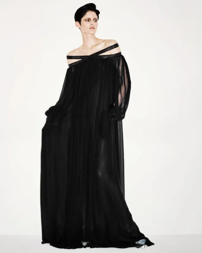 Besticktes Abendkleid aus Seidenchiffon mit schulterfreiem Ausschnitt Besticktes Abendkleid aus Seidenchiffon mit schulterfreiem Ausschnitt