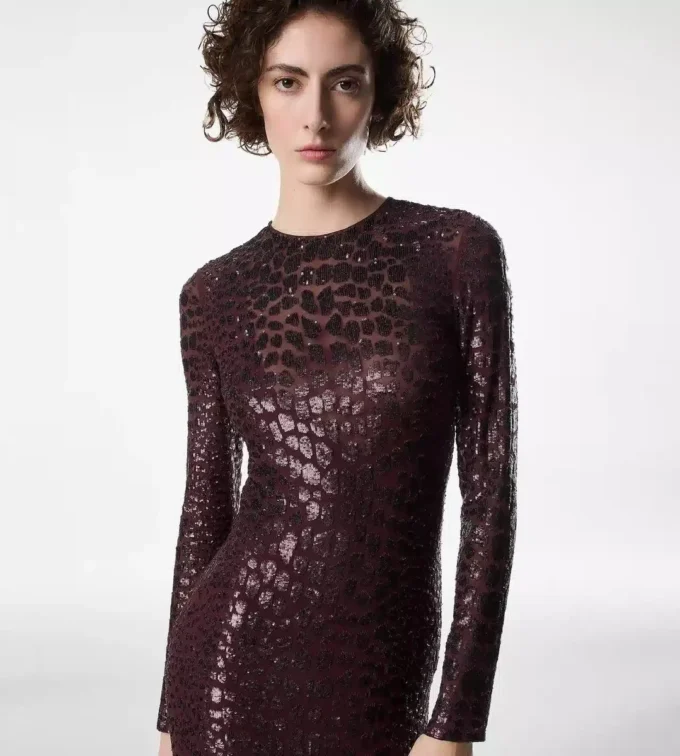 Besticktes Abendkleid mit Langarm und Krokodileffekt Besticktes Abendkleid mit Langarm und Krokodileffekt