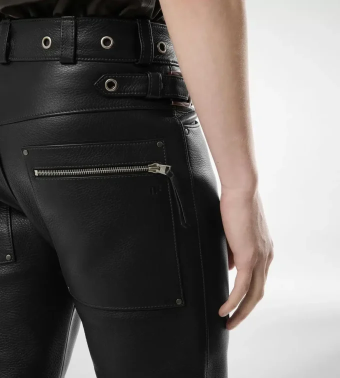 Bikerhose aus genarbtem Leder Bikerhose aus genarbtem Leder