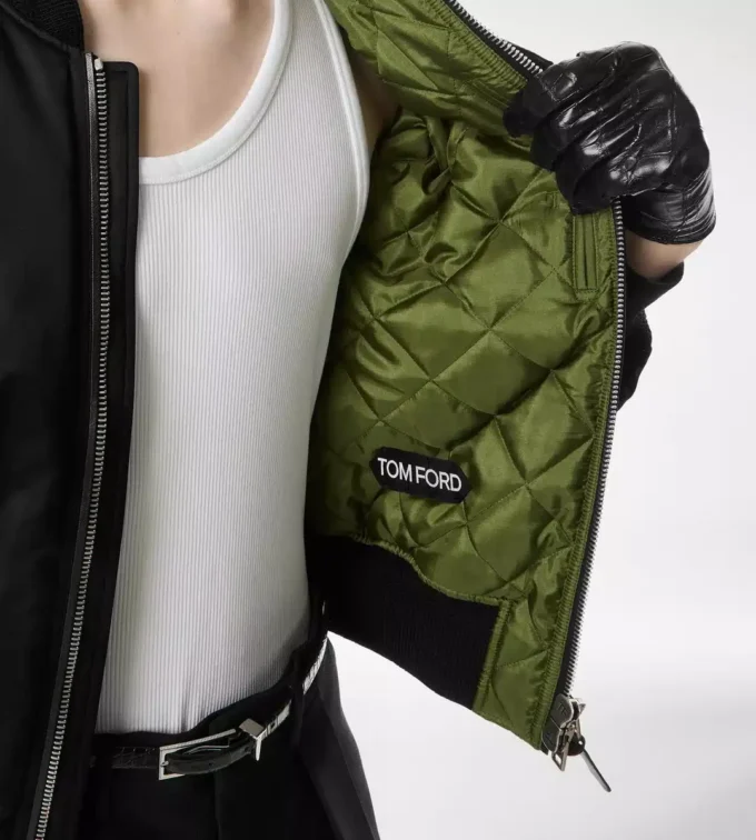 Bomberjacke aus Seidensatin Bomberjacke aus Seidensatin