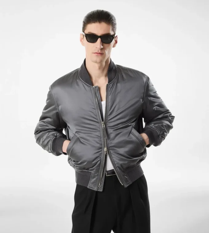 Bomberjacke aus Seidensatin Bomberjacke aus Seidensatin
