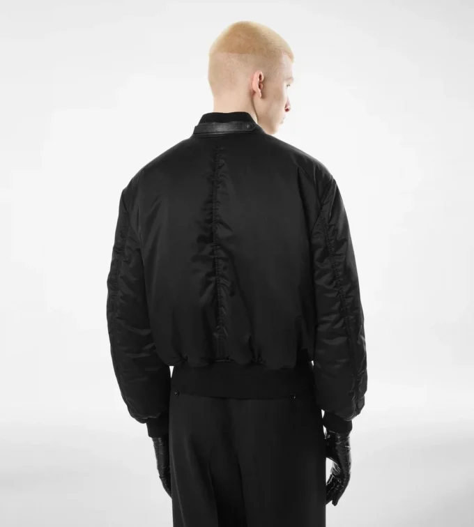 Bomberjacke aus Seidensatin Bomberjacke aus Seidensatin