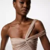 Ein-Schulter-Abendkleid mit gedrehter Vorderseite Ein-Schulter-Abendkleid mit gedrehter Vorderseite