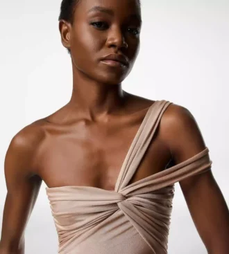 Ein-Schulter-Abendkleid mit gedrehter Vorderseite