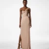 Ein-Schulter-Abendkleid mit gedrehter Vorderseite Ein-Schulter-Abendkleid mit gedrehter Vorderseite