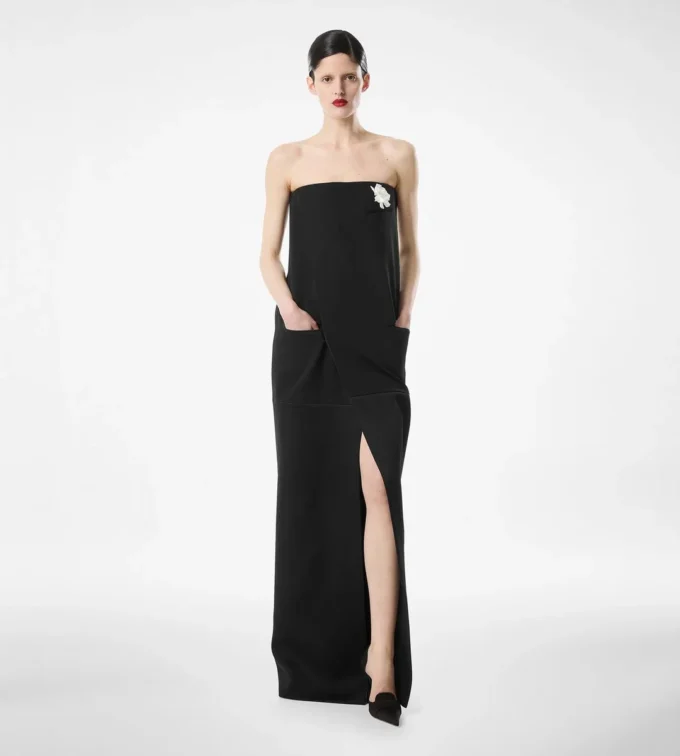 Elegantes trägerloses Abendkleid aus Wolle Elegantes trägerloses Abendkleid aus Wolle