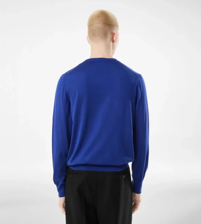 Fließendes Seiden-Shirt mit Rundhalsausschnitt Fließendes Seiden-Shirt mit Rundhalsausschnitt