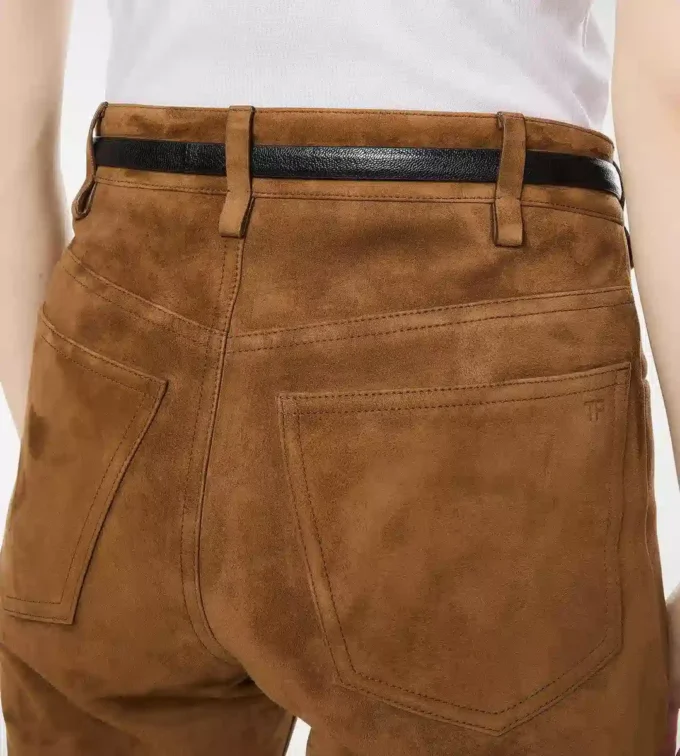 Fünf-Taschen-Hose aus vollnarbigem Lammwildleder mit geprägtem Tf-Logo Fünf-Taschen-Hose aus vollnarbigem Lammwildleder mit geprägtem Tf-Logo
