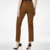 Fünf-Taschen-Hose aus vollnarbigem Lammwildleder mit geprägtem Tf-Logo Fünf-Taschen-Hose aus vollnarbigem Lammwildleder mit geprägtem Tf-Logo