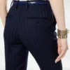 Gerade geschnittene Hose aus reiner Wolle mit farblich abgestimmten Streifen Gerade geschnittene Hose aus reiner Wolle mit farblich abgestimmten Streifen