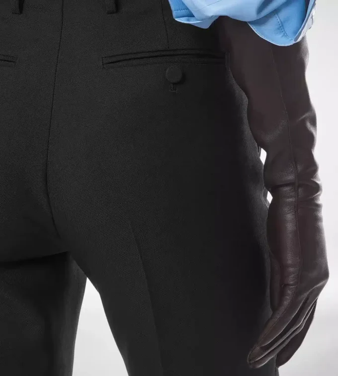 Gerade geschnittene Hose aus Woll-Seiden-Mischung Gerade geschnittene Hose aus Woll-Seiden-Mischung
