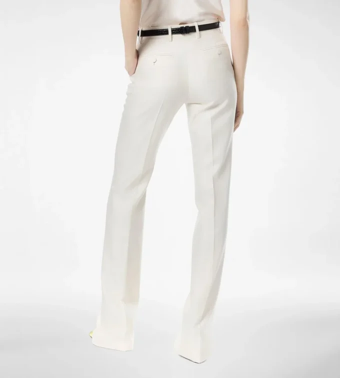 Gerade geschnittene Hose aus Wolle und Seide mit Schattenstreifen Gerade geschnittene Hose aus Wolle und Seide mit Schattenstreifen