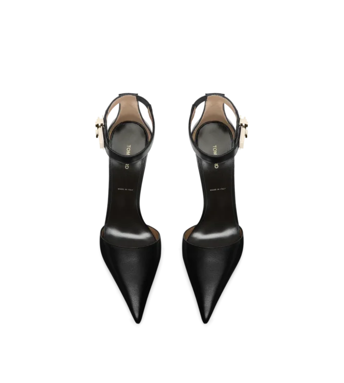 Geschmeidige Pumps aus genarbtem Leder mit T-Riegel-Fesselriemchen Geschmeidige Pumps aus genarbtem Leder mit T-Riegel-Fesselriemchen