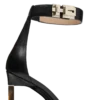 Geschmeidige Pumps aus genarbtem Leder mit T-Riegel-Fesselriemchen Geschmeidige Pumps aus genarbtem Leder mit T-Riegel-Fesselriemchen