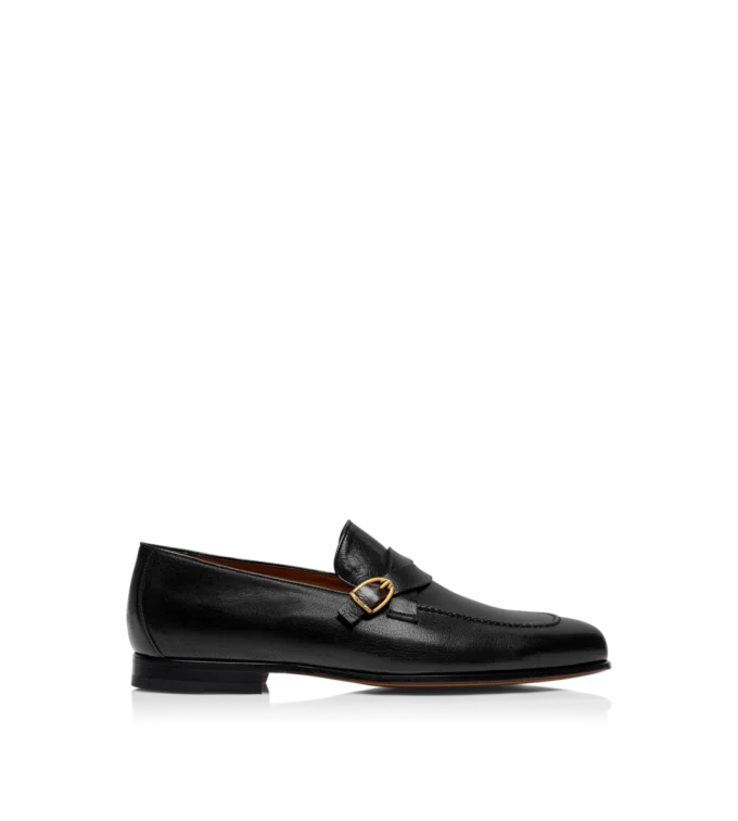 Geschmeidiger Loafer aus genarbtem Leder mit verdrehter Schnalle von Gigi Geschmeidiger Loafer aus genarbtem Leder mit verdrehter Schnalle von Gigi