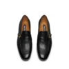 Geschmeidiger Loafer aus genarbtem Leder mit verdrehter Schnalle von Gigi Geschmeidiger Loafer aus genarbtem Leder mit verdrehter Schnalle von Gigi