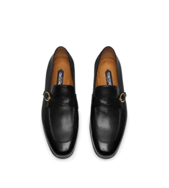 Geschmeidiger Loafer aus genarbtem Leder mit verdrehter Schnalle von Gigi