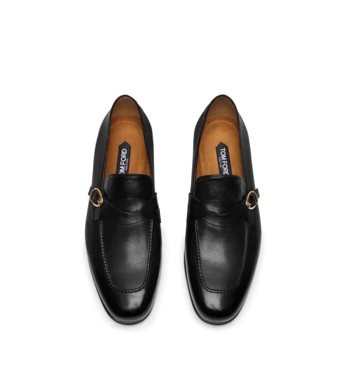 Geschmeidiger Loafer aus genarbtem Leder mit verdrehter Schnalle von Gigi Geschmeidiger Loafer aus genarbtem Leder mit verdrehter Schnalle von Gigi