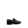 Geschmeidiger Loafer aus genarbtem Leder mit verdrehter Schnalle von Gigi Geschmeidiger Loafer aus genarbtem Leder mit verdrehter Schnalle von Gigi