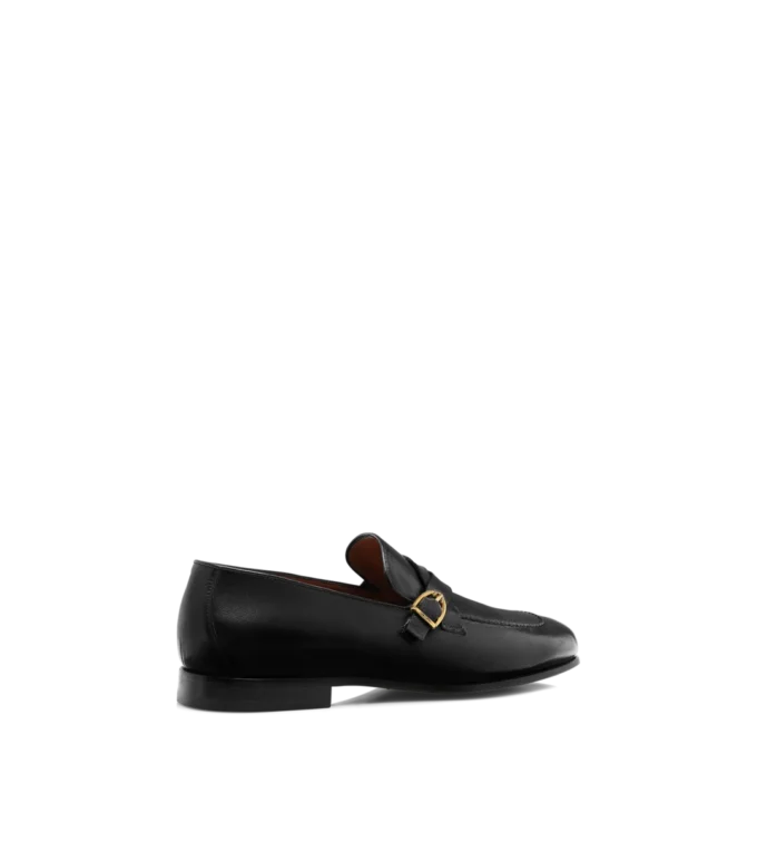 Geschmeidiger Loafer aus genarbtem Leder mit verdrehter Schnalle von Gigi Geschmeidiger Loafer aus genarbtem Leder mit verdrehter Schnalle von Gigi