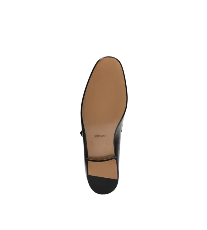 Geschmeidiger Loafer aus genarbtem Leder mit verdrehter Schnalle von Gigi Geschmeidiger Loafer aus genarbtem Leder mit verdrehter Schnalle von Gigi
