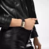 Geschmeidiges T-Verschluss-Armband aus genarbtem Leder Geschmeidiges T-Verschluss-Armband aus genarbtem Leder