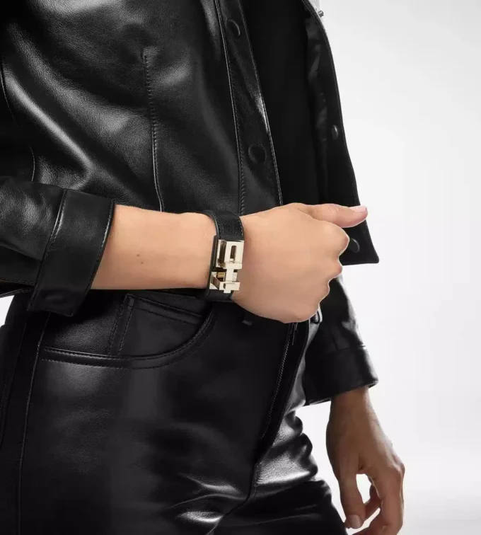 Geschmeidiges T-Verschluss-Armband aus genarbtem Leder Geschmeidiges T-Verschluss-Armband aus genarbtem Leder