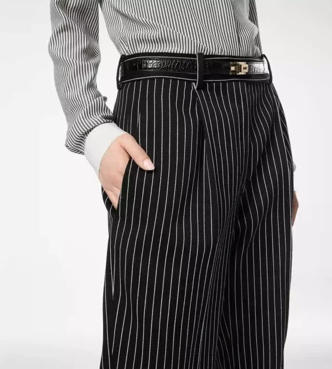 Gestreifte, lockere, plissierte, gerade Hose aus Wolle und Baumwolle Gestreifte, lockere, plissierte, gerade Hose aus Wolle und Baumwolle