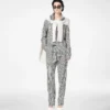 Gestreiftes Seiden-Pyjamahemd mit Paspelierung und tonalem TF-Sticklogo Gestreiftes Seiden-Pyjamahemd mit Paspelierung und tonalem TF-Sticklogo