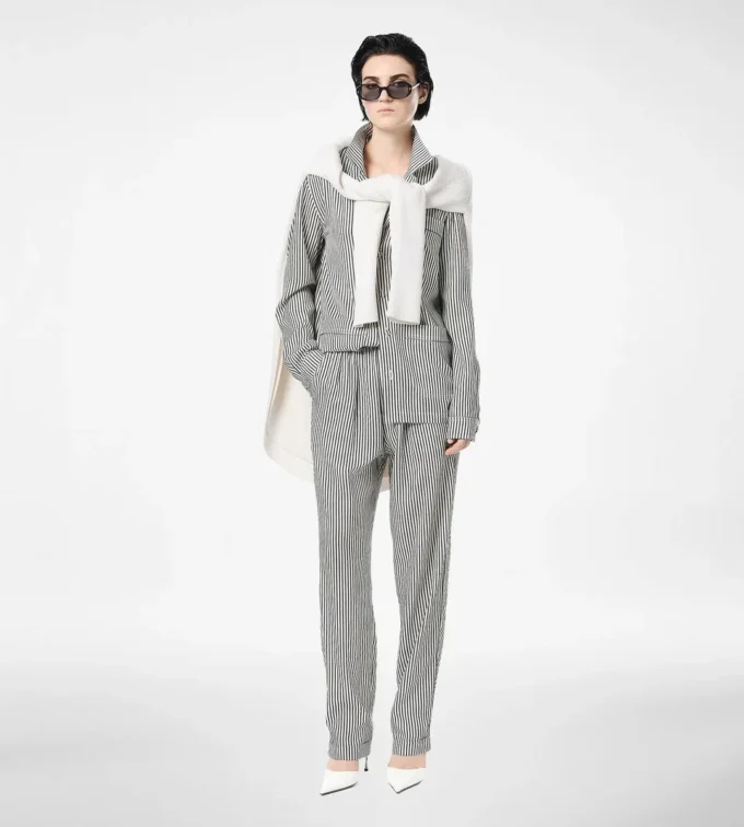 Gestreiftes Seiden-Pyjamahemd mit Paspelierung und tonalem TF-Sticklogo Gestreiftes Seiden-Pyjamahemd mit Paspelierung und tonalem TF-Sticklogo