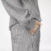 Gestreiftes Seiden-Pyjamahemd mit Paspelierung und tonalem TF-Sticklogo Gestreiftes Seiden-Pyjamahemd mit Paspelierung und tonalem TF-Sticklogo
