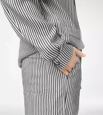 Gestreiftes Seiden-Pyjamahemd mit Paspelierung und tonalem TF-Sticklogo