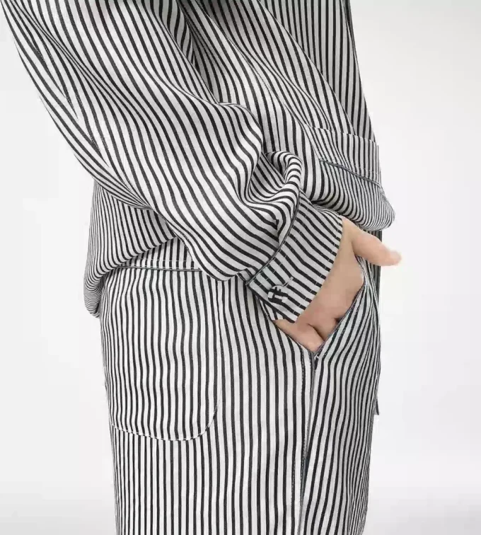 Gestreiftes Seiden-Pyjamahemd mit Paspelierung und tonalem TF-Sticklogo Gestreiftes Seiden-Pyjamahemd mit Paspelierung und tonalem TF-Sticklogo