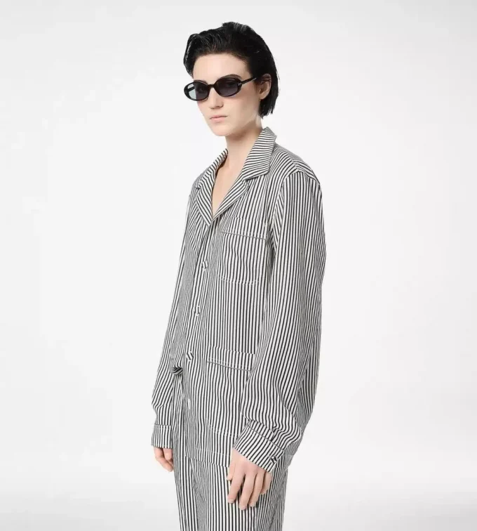 Gestreiftes Seiden-Pyjamahemd mit Paspelierung und tonalem TF-Sticklogo Gestreiftes Seiden-Pyjamahemd mit Paspelierung und tonalem TF-Sticklogo