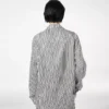 Gestreiftes Seiden-Pyjamahemd mit Paspelierung und tonalem TF-Sticklogo Gestreiftes Seiden-Pyjamahemd mit Paspelierung und tonalem TF-Sticklogo