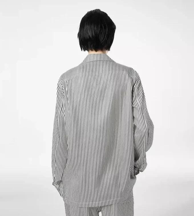 Gestreiftes Seiden-Pyjamahemd mit Paspelierung und tonalem TF-Sticklogo Gestreiftes Seiden-Pyjamahemd mit Paspelierung und tonalem TF-Sticklogo