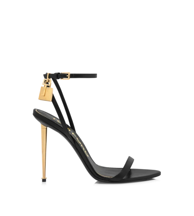 Glänzende Leder-Sandalen mit spitzen Zehen und Vorhängeschloss-Verzierung Glänzende Leder-Sandalen mit spitzen Zehen und Vorhängeschloss-Verzierung